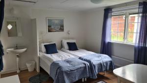 Säng eller sängar i ett rum på B&B Parkgården Leksand