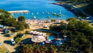 widok z lotu ptaka na plażę z ludźmi w wodzie w obiekcie Apartments Mavri w mieście Risika