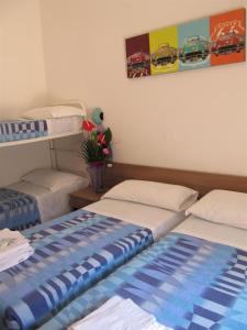 2 letti in una camera con 2 letti e sidro sidx di Hotel Villa Elia a Rimini