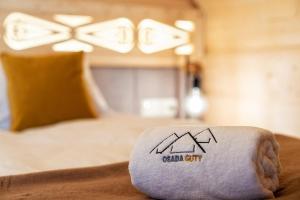 Posteľ alebo postele v izbe v ubytovaní "Osada Guty" - każdy domek posiada prywatne jacuzzi na wyłączność, w cenie pobytu - idealne miejsce na wypoczynek!