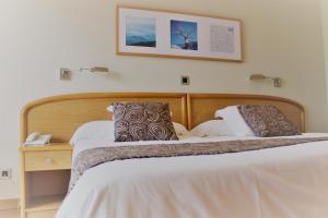 1 dormitorio con 2 camas y una foto en la pared en Hotel Tanit, en Benidorm