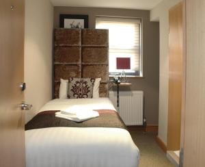 Tempat tidur dalam kamar di Homestay Hotel Heathrow