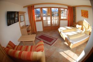 Habitación con 2 camas y sofá. en Gafluna, en Sankt Anton am Arlberg