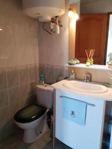 CHAMBRE D HOTES à 4 KMS D UZES " Chez Nadou "的一间浴室