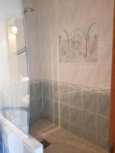 Arpaillargues-et-AureillacCHAMBRE D HOTES à 4 KMS D UZES " Chez Nadou "的带淋浴和玻璃门的浴室