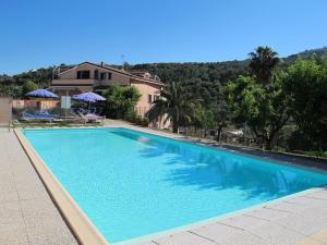 una gran piscina azul frente a una casa en Apartment La Colombera - DIA146 by Interhome, en Diano Castello
