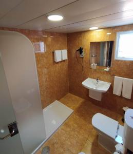 La salle de bains est pourvue de toilettes et d'un lavabo. dans l'établissement Hotel Botanico, à Lisbonne