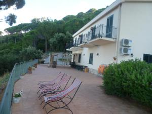 Photo de la galerie de l'établissement Alba Tra I Pini B&B, à Cefalù