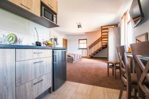 Una cocina con encimera y una sala de estar. en Apartamenty u Semlów, en Szaflary