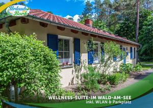ein kleines Haus mit blauen Rollläden drauf in der Unterkunft Wellness-Suite-im-Wald-am-See in Kyritz