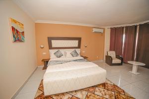 Un pat sau paturi într-o cameră la Fini Hotel Bobende
