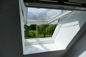 a window in a white room with a view at kleine Ferienwohnung am Wulfkamp in Velen