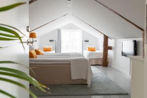 ein weißes Zimmer mit einem Bett und einem Fenster in der Unterkunft Bryggan Fjällbacka in Fjällbacka