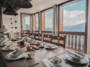 een eettafel met een kalkoen erop bij Le Cairn in Peisey-Nancroix