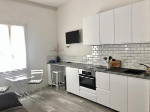 Кухня или мини-кухня в L IDEAL 56 (RDC sur rue) dans Triangle d Or (plage et casino à 300m)
 +6 фотографий