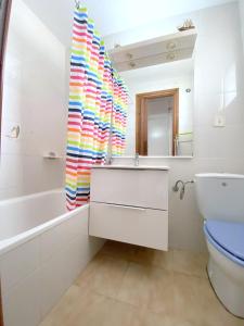 ロザスにあるPort badia 1bのバスルーム(洗面台、トイレ、鏡付)