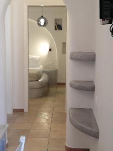 un corridoio con una scala che conduce a una camera da letto di Sahara Apartments a Kastraki