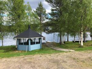 una pequeña casa a orillas de un lago en Rukan Tähtihelmi Kelokivakka b12, en Ruka