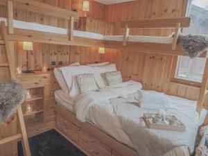 1 dormitorio con 2 literas en una cabaña en Les Michailles 510, en Landry