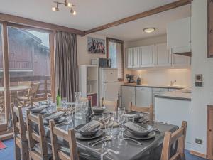 cocina y comedor con mesa y sillas en Les Michailles 510, en Landry