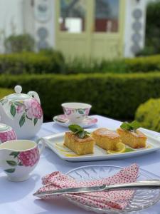 una mesa con dos platos de comida y una taza de té en Ballyknocken Milking Parlour Self Catering Apartment, en Coolnakilly