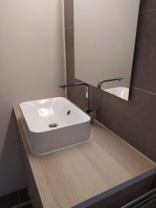 W łazience znajduje się biała umywalka i lustro. w obiekcie Casa Lommel w mieście Lommel