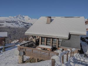 Wittenburg في Landry: منزل به سقف مغطى بالثلج +7 صور