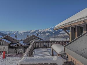 ein Haus mit einer Terrasse mit Schnee darauf in der Unterkunft Wittenburg in Landry