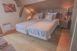 ein Schlafzimmer mit einem großen Bett mit zwei Lampen in der Unterkunft Wittenburg in Landry