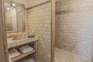 ein Bad mit einem Waschbecken und einem Spiegel in der Unterkunft Wittenburg in Landry