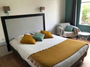 Un pat sau paturi într-o cameră la Auberge Saint Thegonnec