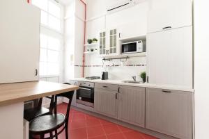 Kuchyňa alebo kuchynka v ubytovaní Standard Apartment by Hi5 - Rákóczi 23 Studio