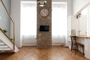 Televízia a/alebo spoločenská miestnosť v ubytovaní Standard Apartment by Hi5 - Rákóczi 23 Studio