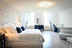 Postel nebo postele na pokoji v ubytování Chateau de Heaas + 37 fotografií