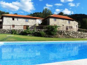 בריכת השחייה שנמצאת ב-Quinta da Pousadela - Agroturismo או באזור