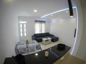 - un salon avec un canapé et une table dans l'établissement Apartments Tila, à Trebinje