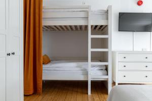 Ein Bett oder Betten in einem Zimmer der Unterkunft Bryggan Fjällbacka