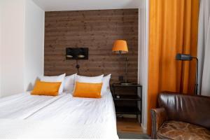 Ein Bett oder Betten in einem Zimmer der Unterkunft Bryggan Fjällbacka