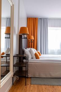 Ein Bett oder Betten in einem Zimmer der Unterkunft Bryggan Fjällbacka