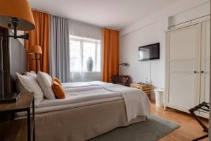 Ein Bett oder Betten in einem Zimmer der Unterkunft Bryggan Fjällbacka