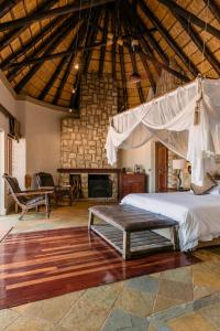 Voodi või voodid majutusasutuse Shumbalala Game Lodge toas