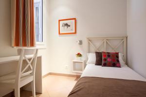 a bedroom with a bed and a window at BCNGOTIC 33 in Barcelona