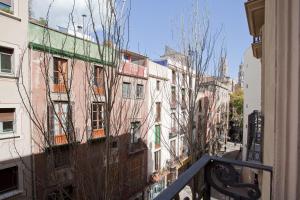 vistas a una calle de la ciudad con edificios en BCNGOTIC 33, en Barcelona