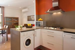 a kitchen with a washing machine and a stove at BCNGOTIC 33 in Barcelona