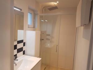 a bathroom with a shower and a sink at TERRASSES DE MALMEDY DUPLEX LE BONHEUR DES ARDENNES - 432 - With Airco in Malmedy +32 photos