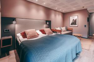 Tempat tidur dalam kamar di Centro Hotel Turku