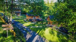 隆代克-兹德鲁伊Osada Sudecka的享有树木和道路的庭院的上方景色