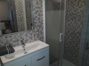 A bathroom at Apartamento barbadiel Nocedo-n 11