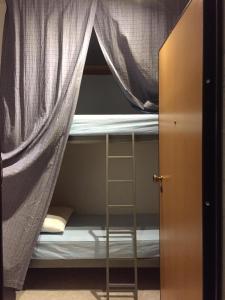 オートラントにあるOtranto Blue Biloの二段ベッド1組(はしご付)が備わる客室です。