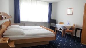 Giường trong phòng chung tại Hotel Zur Traube